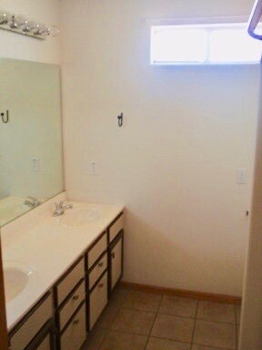 Building Photo - 3 Bedroom Home, garage, fenced yard.