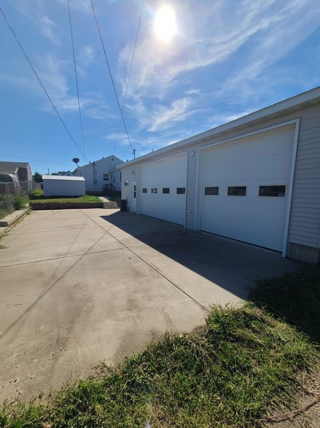 Building Photo - 2 bedroom with an amazing garage