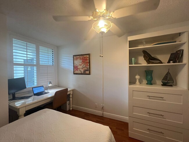 Building Photo - Furnished 2 bedroom 2 Bath condo in a Wond...