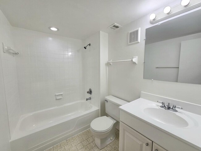 Building Photo - 8000 S Colony Cir