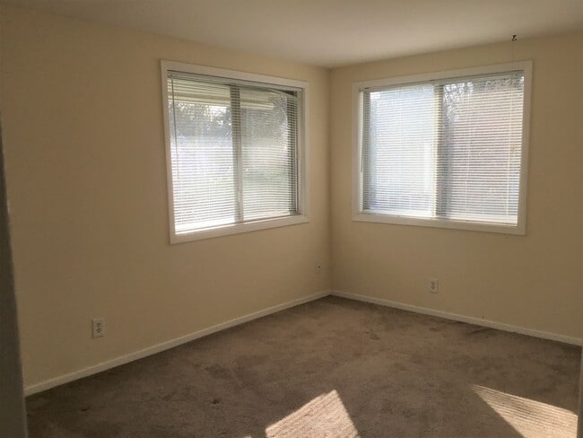 Building Photo - Move-In Ready Overlook
