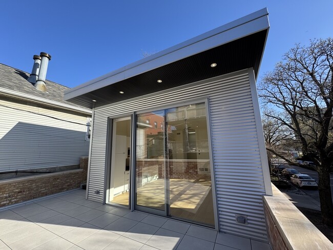 Building Photo - 2159 W Evergreen Ave