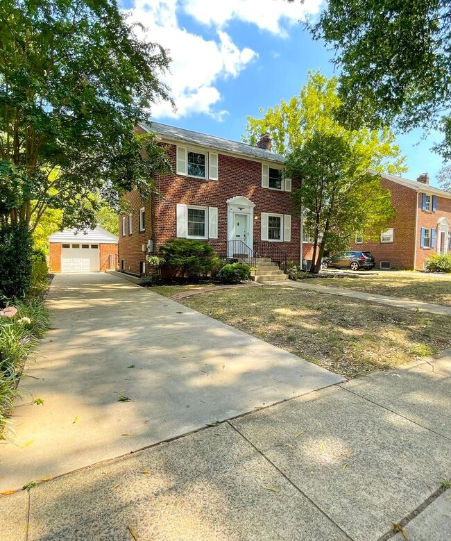 Building Photo - Classic 3 Bedroom 1.5 Bathroom Colonial In...