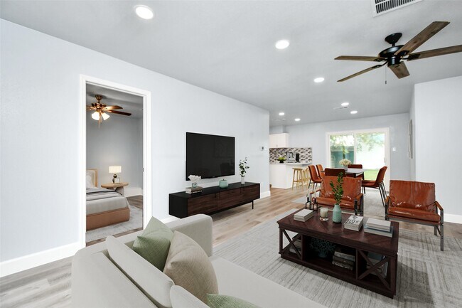 Building Photo - 6411 Hollow Oaks Dr