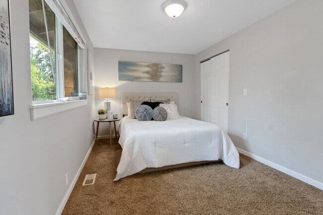 Building Photo - Wonderful 4 Bedroom, 3 Bath Home in Federal Way with Double Balconies and Family Room!