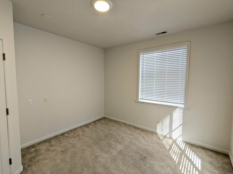 Building Photo - 1760 N 400 E
