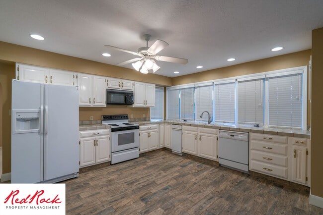 Building Photo - Spacious 5 Bedroom Home in A Quiet Communi...