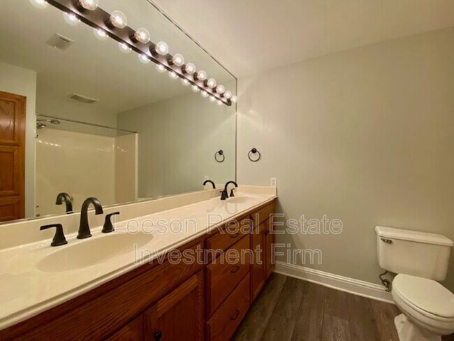 Building Photo - 5706 Wood Ridge Dr