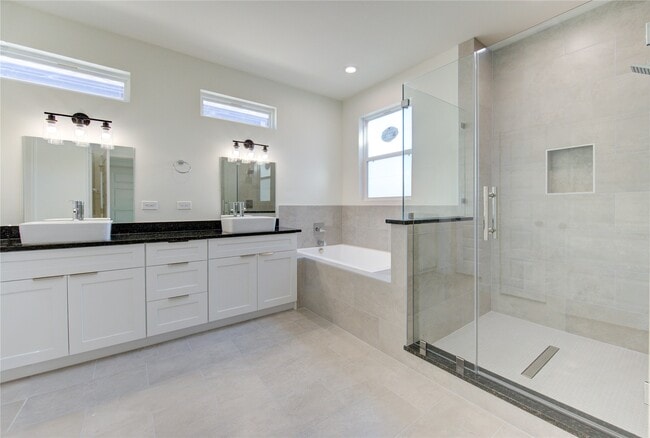 Building Photo - 2919 El Fenice Ln