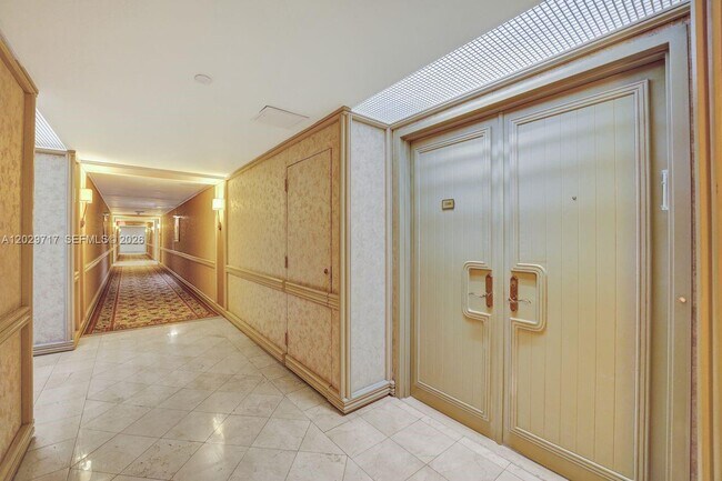 Building Photo - 20281 E Country Club Dr