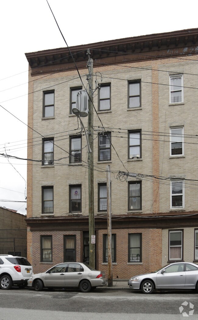 Building Photo - 95 School St