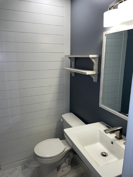 Building Photo - 1010 Country Club Rd