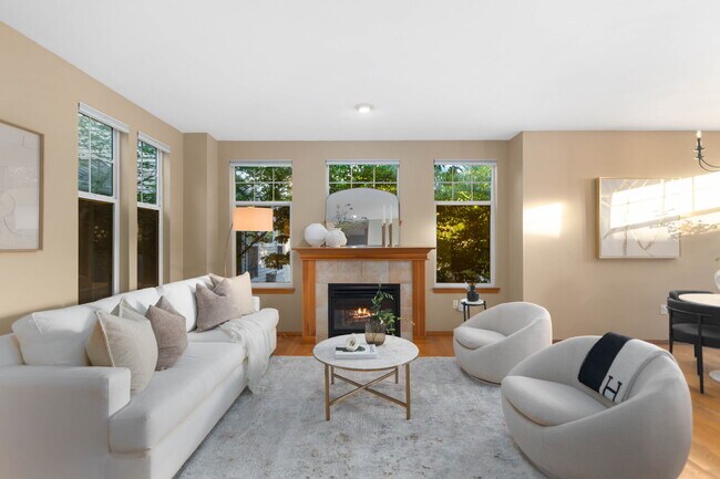 Building Photo - Beautiful End-Unit Townhome in Highland Parc | Water & Sewer Included!- AVAILABLE NOW FOR RENT!!