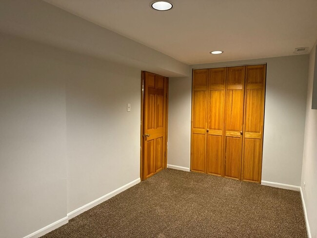 Building Photo - 923 W Fletcher St