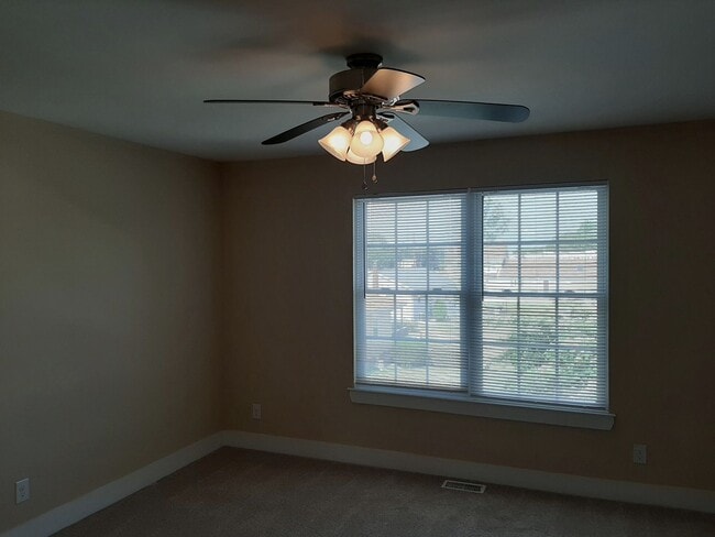 Building Photo - 3 BR/4 BA Townhome - Vineland - Kings Cros...