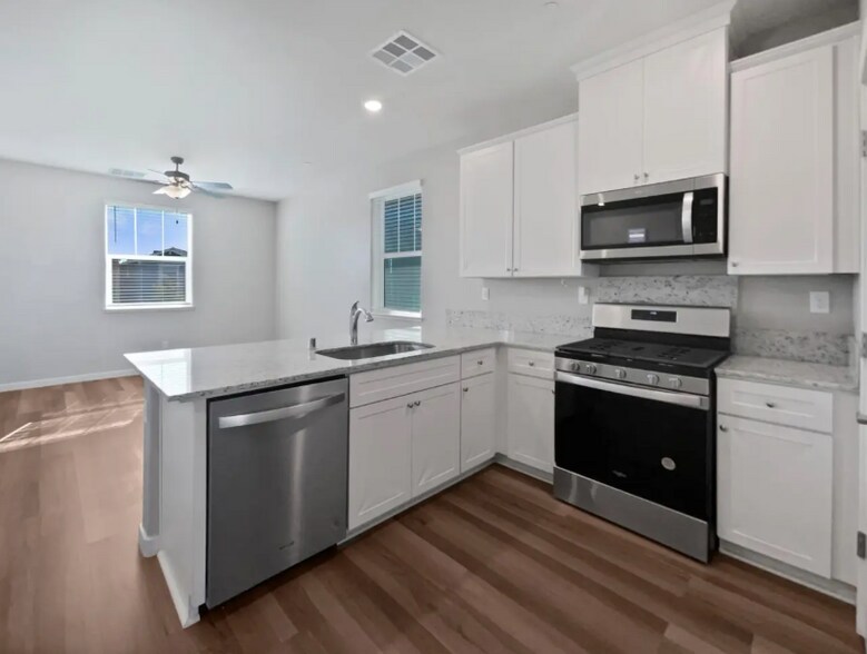 Building Photo - 4074 Southampton St