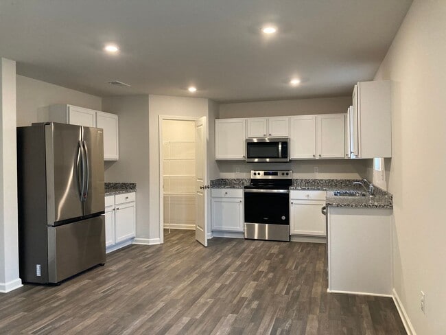 Building Photo - ** Apply TODAY ** Possibly Have Keys in Hand TOMORROW **