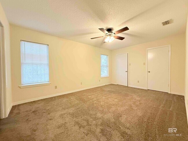 Building Photo - 233 Ridgewood Dr