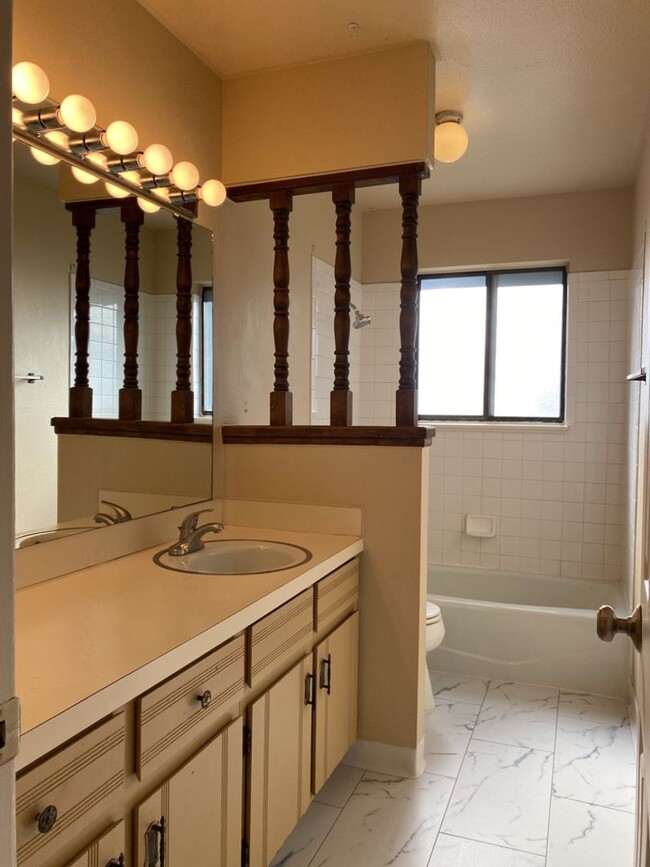 Building Photo - STUDENTS WELCOME! 5 Bedroom 3 Bathroom Bi-...