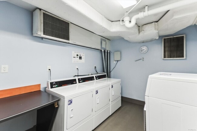 Building Photo - Great 2 Bedroom 2 Bath in Van Ness DC!