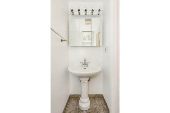 Building Photo - 4356 Kingswell Ave