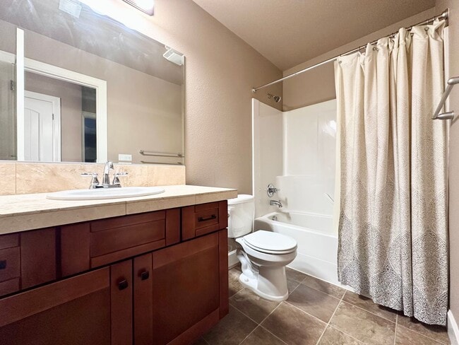 Building Photo - Modern 3 Bed/2.5 Bath with Double Car Garage Townhome in Sandy, OR!