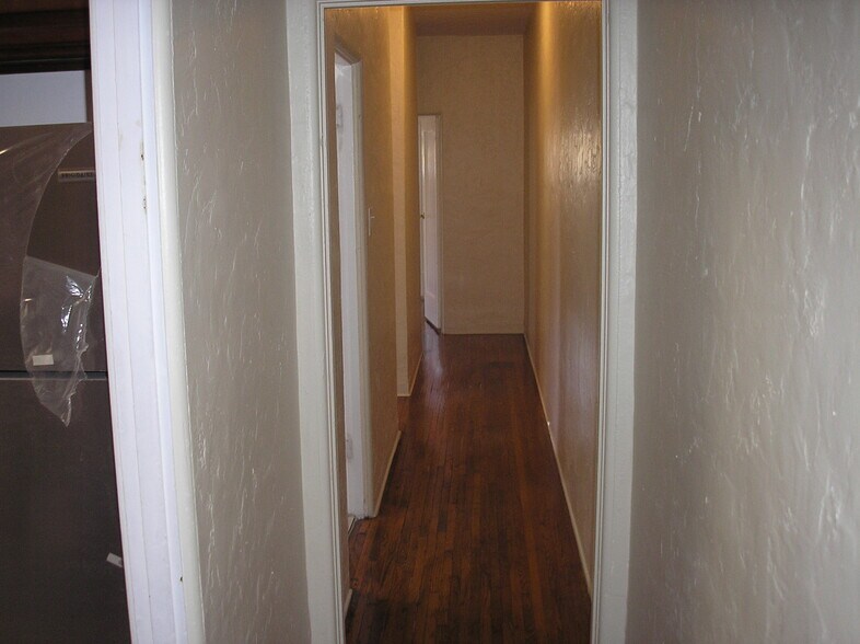 HALLWAY - 1347 S Mansfield Ave