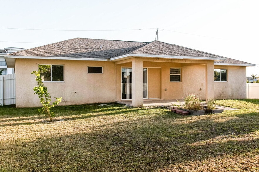 Building Photo - 1729 SW 23rd St