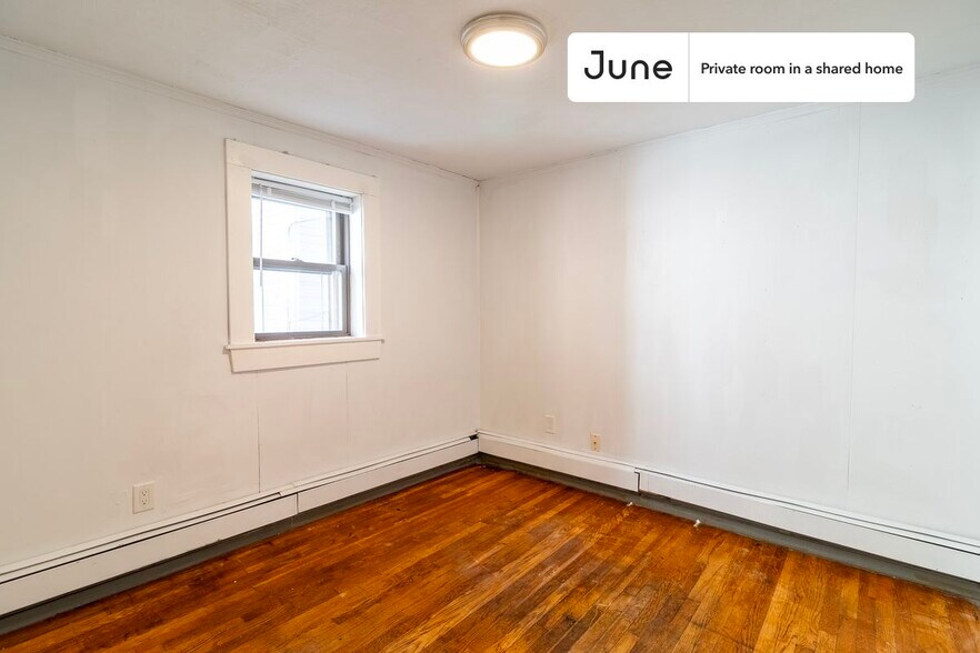 Building Photo - Private bedroom in 5 bed/2 bath Home