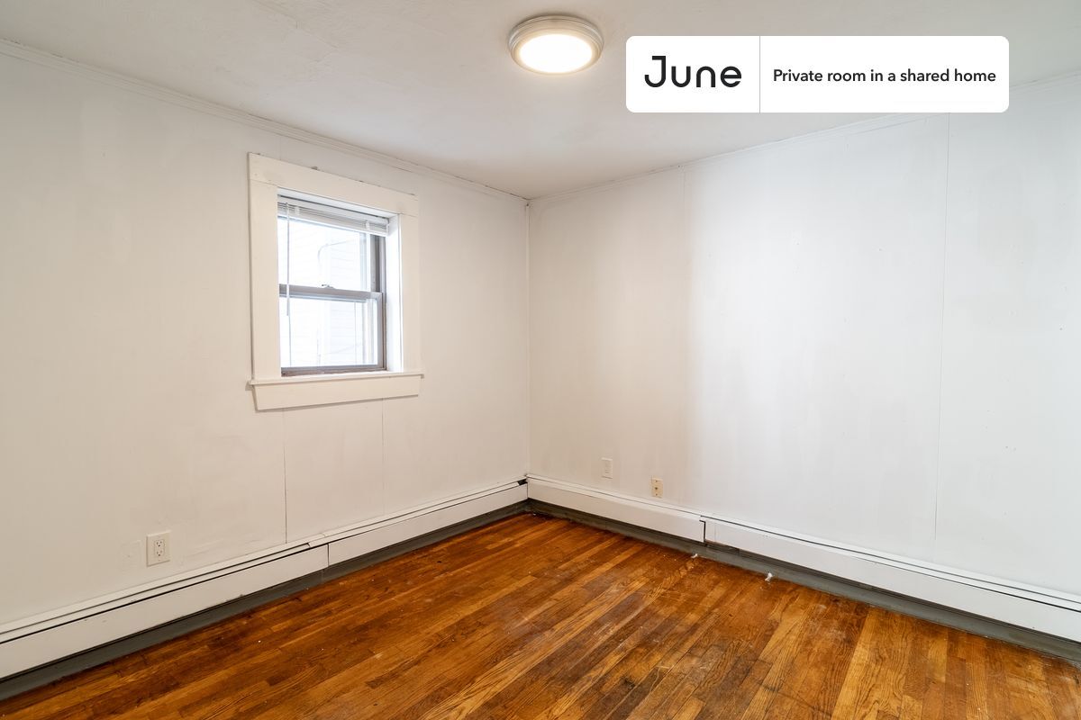 Building Photo - Private bedroom in 5 bed/2 bath Home