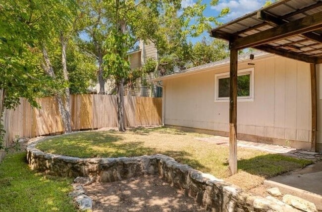 Building Photo - 2121 Trede Dr