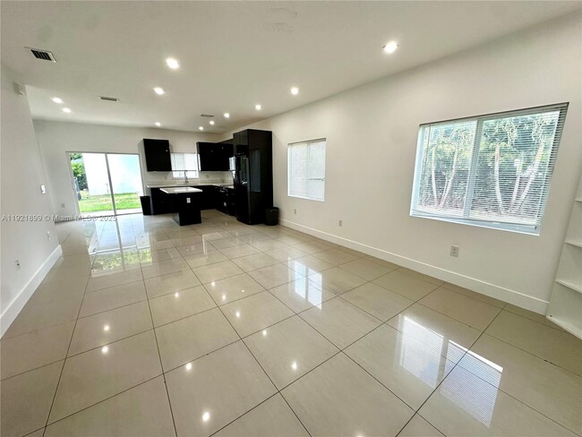 Building Photo - 14890 NE 10th Ave