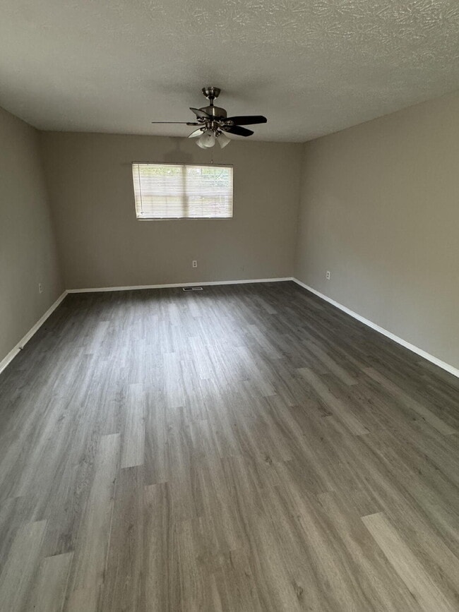 Building Photo - Fully Renovated 3 Bed 2 Bath Now Available for Rent!!