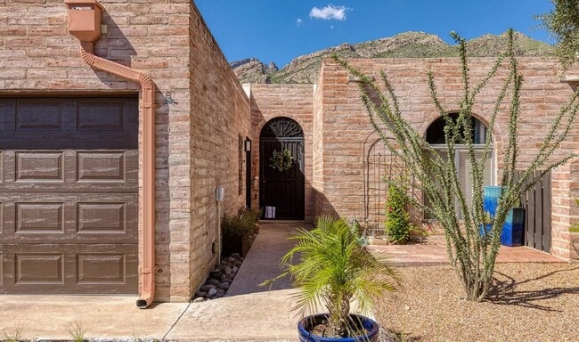 Building Photo - Sophisticated Catalina Foothills Sanctuary: Premium 3-Bedroom Townhome with 2-Car Garage