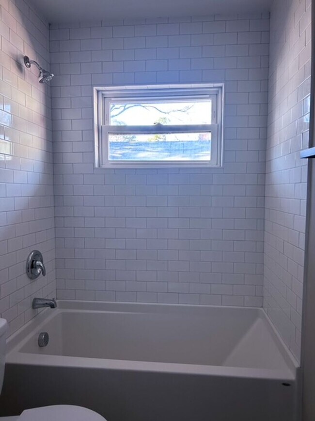 Building Photo - Available Now - Great location for this 2 bedroom