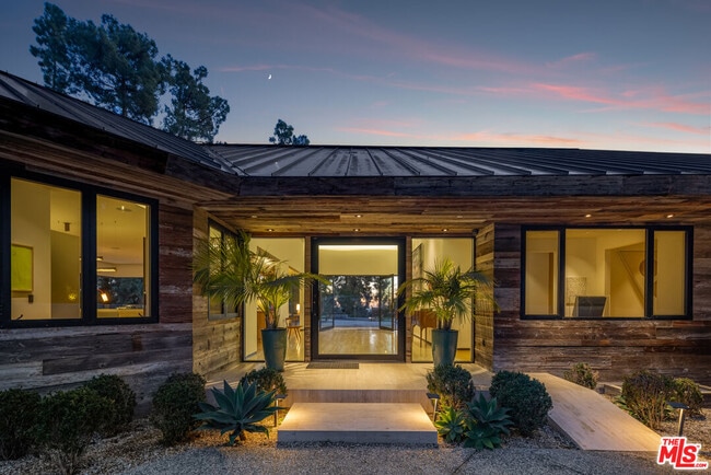 Building Photo - 1120 El Retiro Way