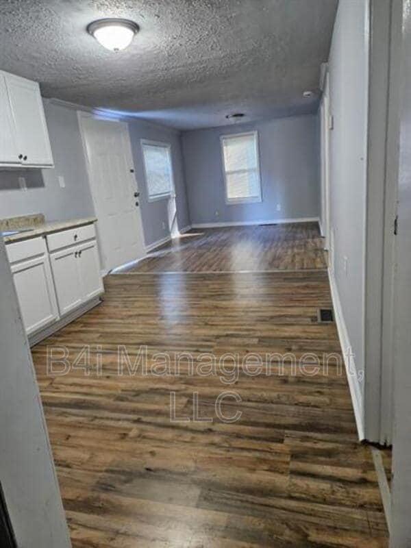 Building Photo - 117 Oak Dr