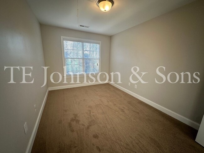 Building Photo - Stunning 3 Bedroom 2.5 Bath in Winston Salem