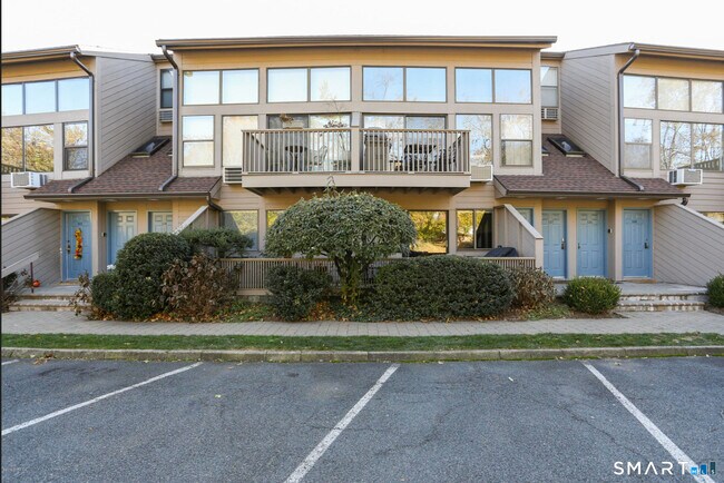 Building Photo - 1465 E Putnam Ave