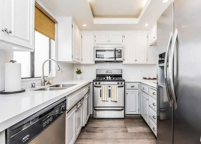 Kitchen - 1606 S Barrington Ave