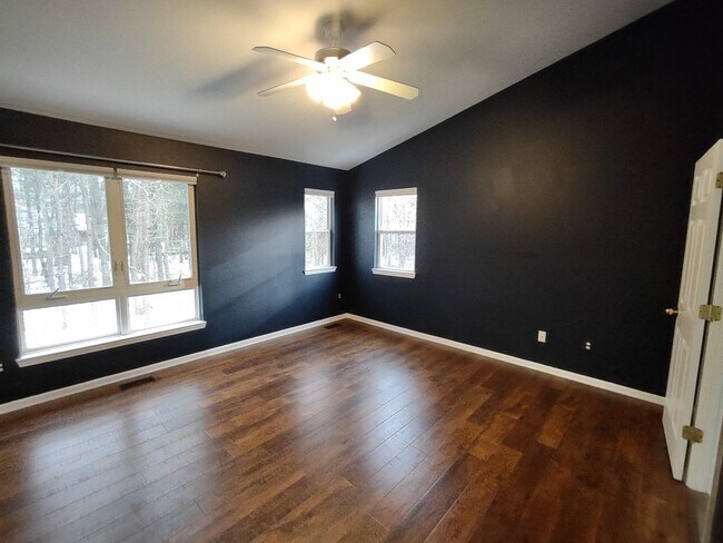 Building Photo - 5585 Woodruff Shore Dr
