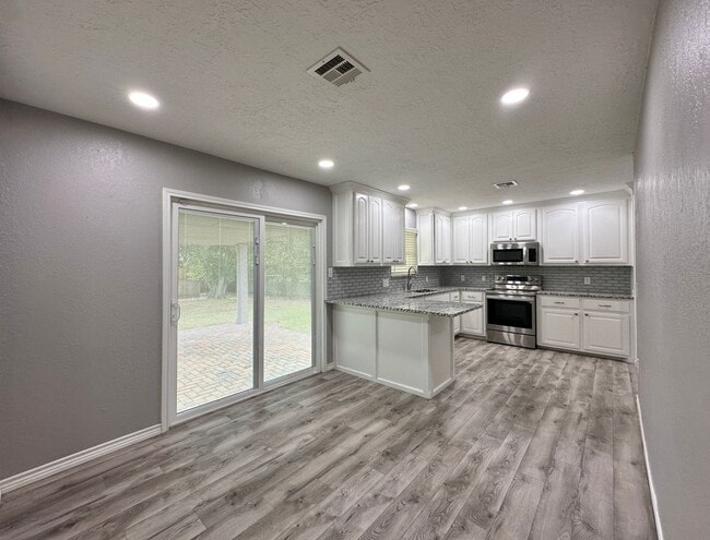 Building Photo - 6130 SW Oakcliff Ave