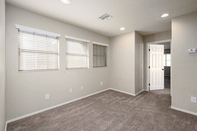 Upstairs Loft - 1024 E Frye Rd