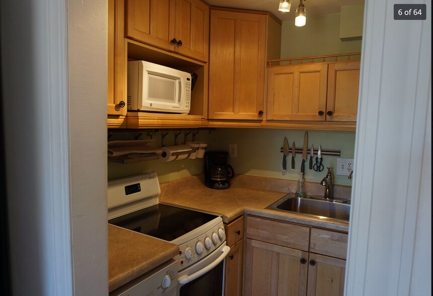 Building Photo - 815 Middle River Dr