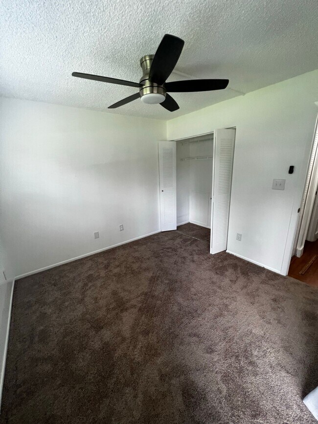 Building Photo - 3200 Candle Ridge Dr