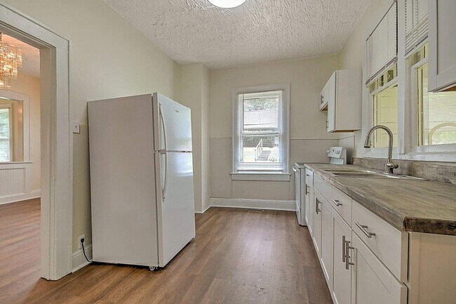 Building Photo - Modernized Historic 2 Bedroom 1 Bath Home in Johnson City, TN