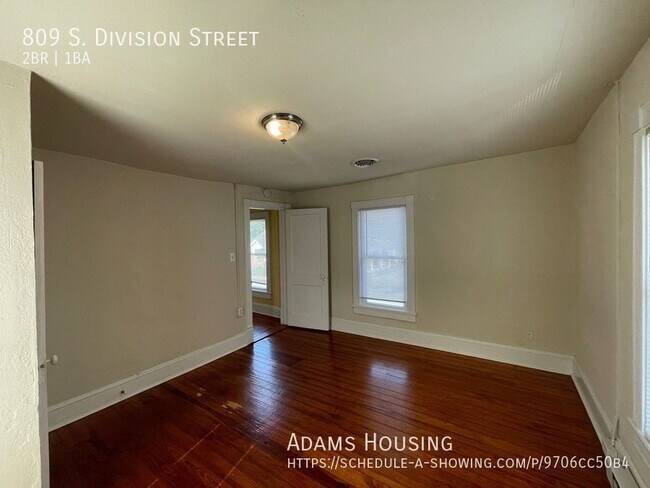 Building Photo - 809 S Division St