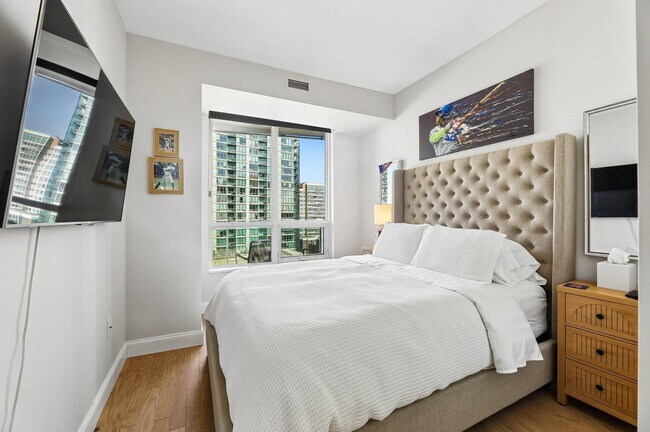 Building Photo - 20 Newport Pkwy