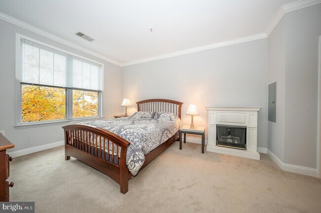 Building Photo - 300 W Elm St