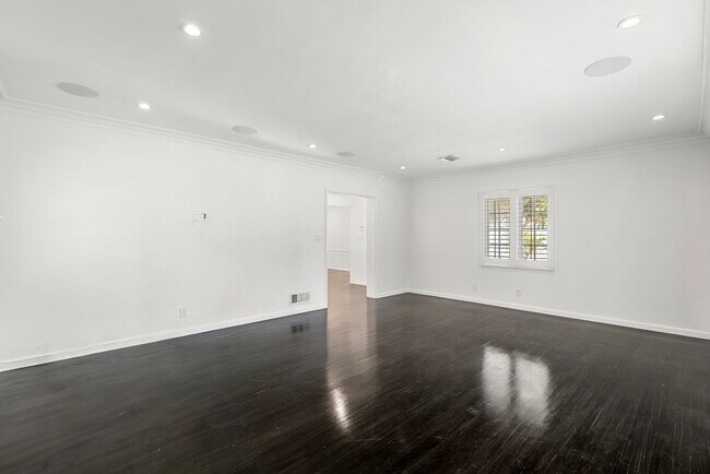 Building Photo - Designer-Done 3 Bed + 3 Bath in Prime Beve...